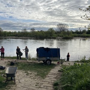 Gruppe_vor_der_Elbe