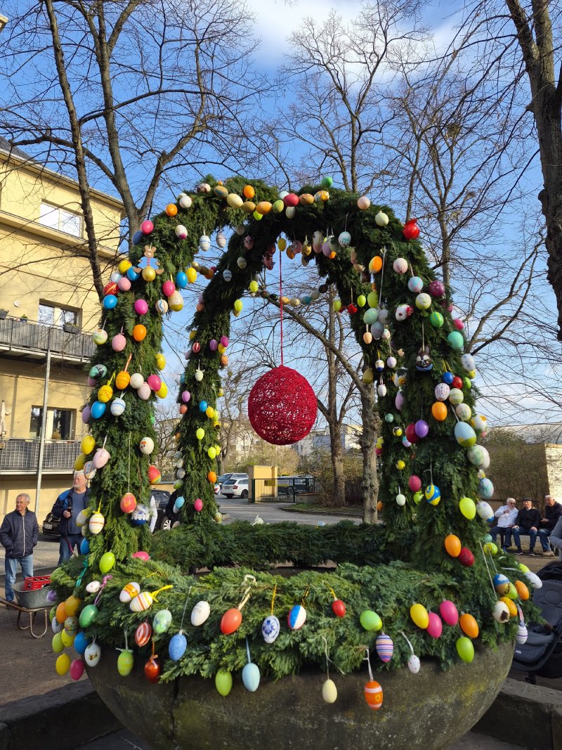 Osterkrone am Brunnen